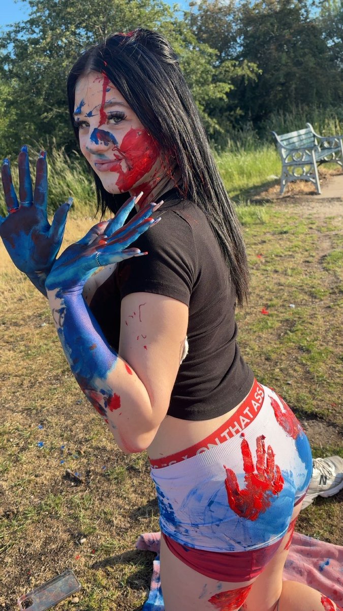 laurenapplebyy's tweet photo. painting got messy 🫣🫣🫣 https://t.co/EjBDCikCbh