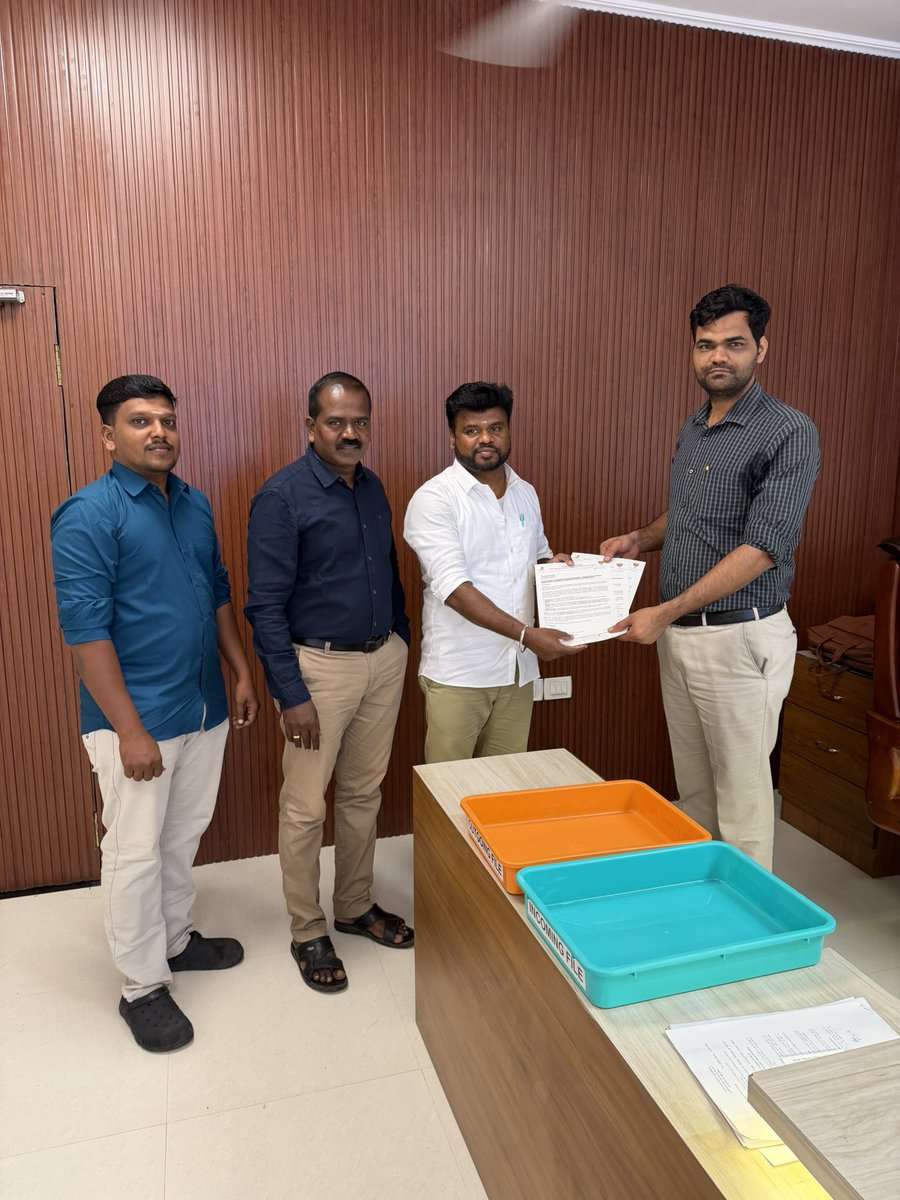 AnanthAyyasamy's tweet photo. Tens of thousands from Tenkasi, Courtallam, Rajapalayam, Sivakasi and Ambasamudram blocks work or commute to Bengaluru. But not one direct train.

At South Western Railway HQ, Hubballi today. Met Shri Anil Kumar, DGM, along with the PCOM and CPTM, and submitted three petitions:

• Daily Bengaluru–Tirunelveli Express via Rajapalayam, Sankarankovil, Tenkasi

• Weekend special on the same route

• Carmelaram stoppage for 17235/17236

The demand is already there. Hope the service is, soon!

@AshwiniVaishnaw @SWRRLY @RailMinIndia @GMSRailway @drmmadurai @drmsbc @BJP4TamilNadu @blsanthosh @NainarBJP