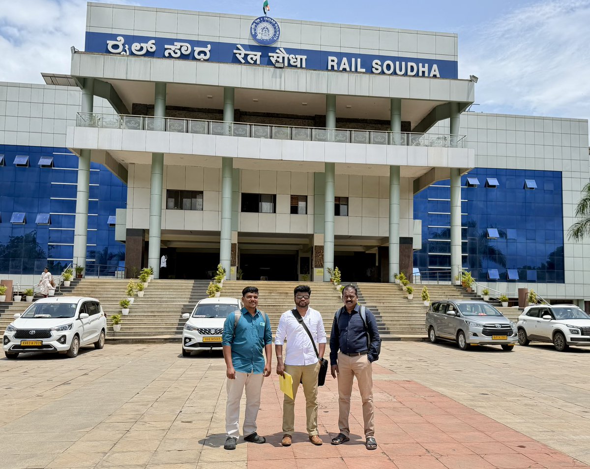 AnanthAyyasamy's tweet photo. Tens of thousands from Tenkasi, Courtallam, Rajapalayam, Sivakasi and Ambasamudram blocks work or commute to Bengaluru. But not one direct train.

At South Western Railway HQ, Hubballi today. Met Shri Anil Kumar, DGM, along with the PCOM and CPTM, and submitted three petitions:

• Daily Bengaluru–Tirunelveli Express via Rajapalayam, Sankarankovil, Tenkasi

• Weekend special on the same route

• Carmelaram stoppage for 17235/17236

The demand is already there. Hope the service is, soon!

@AshwiniVaishnaw @SWRRLY @RailMinIndia @GMSRailway @drmmadurai @drmsbc @BJP4TamilNadu @blsanthosh @NainarBJP