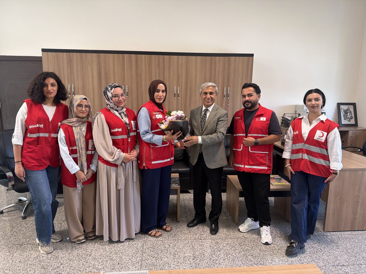 ikramkali's tweet photo. 24 Temmuz Gazeteciler ve Basın Bayramı dolayısıyla  Genç Kızılay Van Gönüllü Grubu bizi ziyaret ederek günümüzü kutladı. Kızılay Van Şube Başkanı Sayın Ferhat Yeltekin nezdinde yönetim kuruluna ve Genç Kızılay Van Gönüllülerine teşekkür ederim
#GençKızılay https://t.co/mz8UCUyIUA