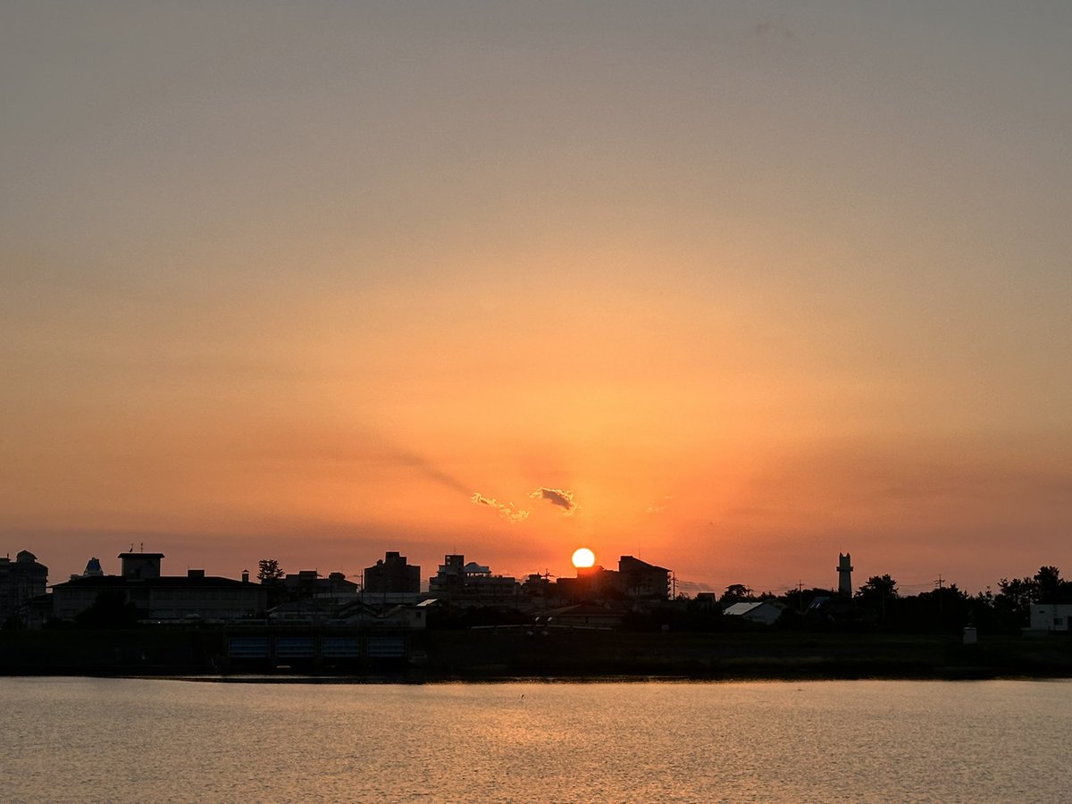 mitusatomiyuki's tweet photo. おつかれさまです^_^
夕暮れ時の大山🗻さん(^｡^)
と夕陽です！

日野川河口日吉津側　2026.7.24 https://t.co/XeXJB7MNUU