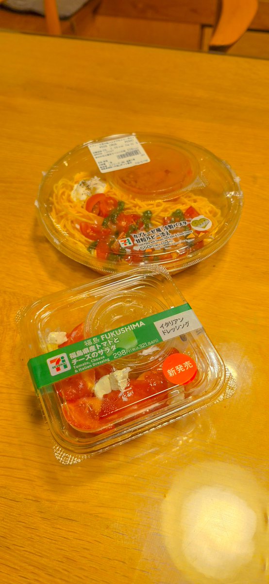 wonderfarmiwaki's tweet photo. 真っ赤に熟したワンダーファームのトマトをお近くのセブンイレブンで！

​福島県いわき市の恵み、サンシャイントマト🍅

光り輝く太陽と澄んだ空気の中で愛情たっぷりに育てられたワンダーファームのトマトは、濃厚な甘みと適度な酸味が特徴です。

​そのワンダーファームのトマトとトマトピューレを贅沢に使用した、セブンイレブンこだわりの商品が登場しました！

​『福島県産トマトとチーズのサラダ』

甘みの強いワンダーファームのトマトを、クリームチーズとイタリアンドレッシングでシンプルに。トマト本来の味を存分に楽しめるサラダです。

​『カプレーゼ風 冷製パスタ』

ワンダーファームのトマトピューレをベースにした、コクのある冷製トマトパスタ。フレッシュなトマトとモッツァレラチーズをトッピングし、カプレーゼ風に仕上げました。さっぱりとした味わいで暑い日にもおすすめです。

東北エリアのセブンイレブンで販売中ですので、どうぞ宜しくお願い致します！🍅

#セブンイレブン
#ワンダーファーム
#いわきのトマト
#いわき市
#サンシャイントマト