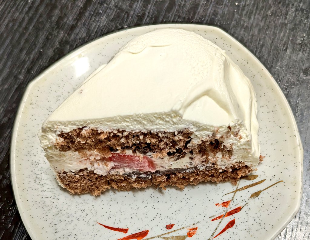aosora_mp's tweet photo. 昨日なんか生チョコ作りたくなったので、生チョコタルトと余った生クリーム使ってケーキ作った https://t.co/eCxPZIGZUT