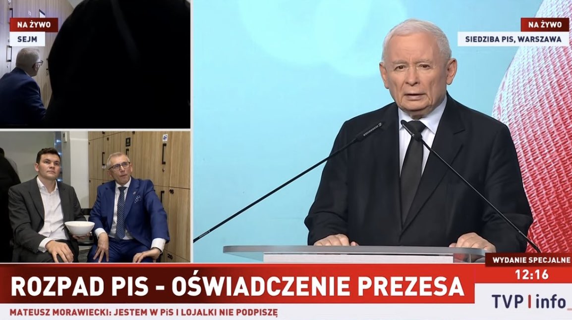 chrzanikx's tweet photo. TVP info podczas konferencji Kaczyńskiego podzieliło ekran i w rogu na żywo transmitowało jak poseł Gomoła i senator Kwiatkowski… jedzą popcorn XD

Może byłoby to zabawne w prywatnej stacji. Ale to jest telewizja publiczna, na którą się wszyscy składamy. https://t.co/tYyMvBqo4I
