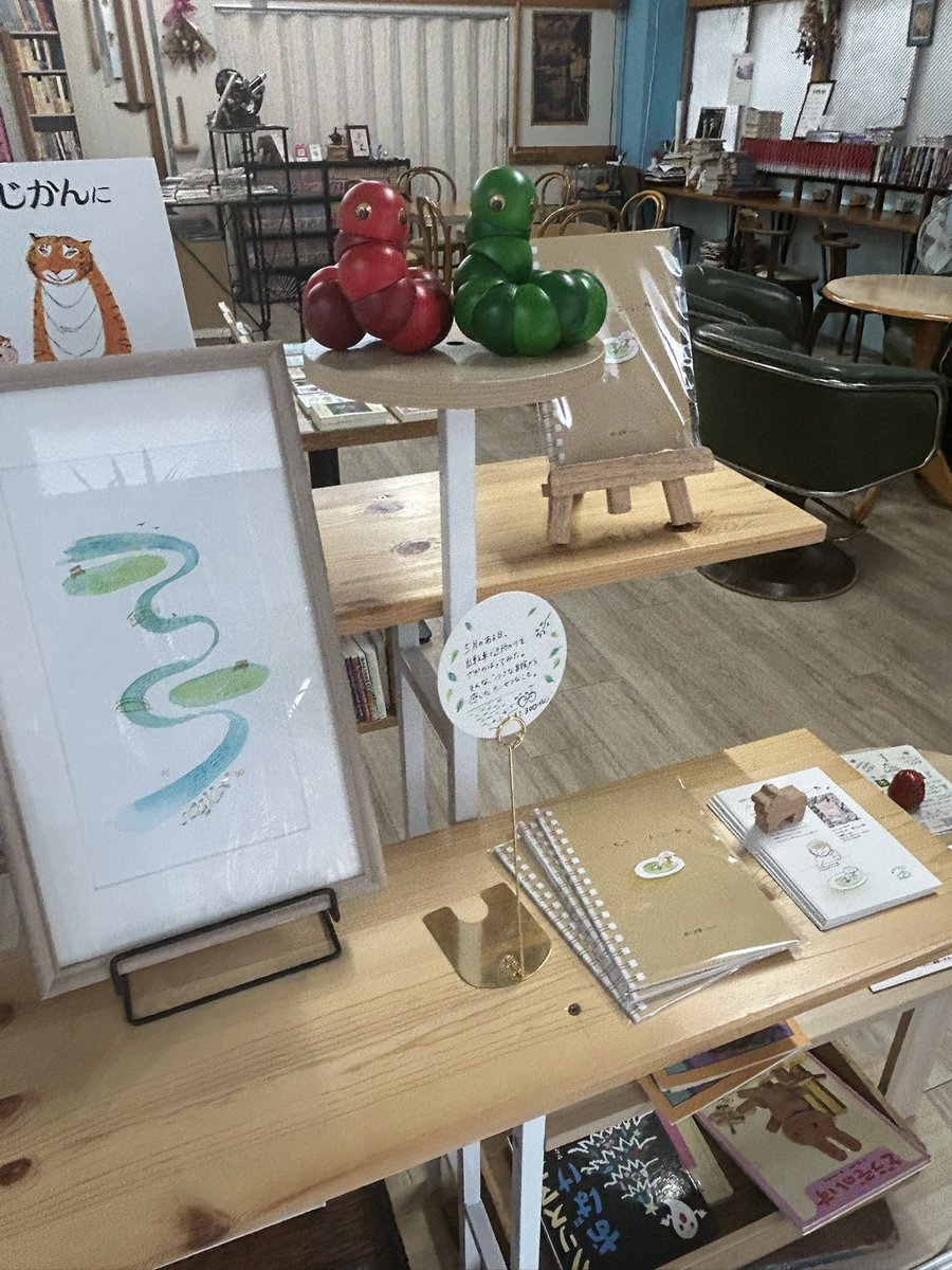 arukanadou's tweet photo. 古本 あるかな堂
OCCOさんの絵本と告知色々
イラストレーターで、絵本作家、ママ友のオッコさんが来店😊先日、出版した本が増刷されたと嬉しいご報告😍サンプル本を頂きましたので、優しくて、素敵なイラストをぜひ、お試し下さい♪
#古本屋 #OCCO #本屋苔 #KMGWB https://t.co/TCZvCW8CmX