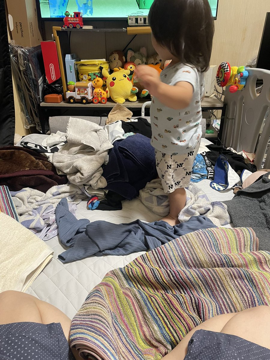 aRu_Run_spsp's tweet photo. これ...赤ちゃんあるあるかな😅？
洗濯物を畳んでると頑張って手伝おうと
してくれてる気持ちは伝わるんだけど
畳んでも畳んでも終わらない戦い🤣

可愛いからと面白いから笑ってしまうが
ママに畳ませて欲しい〜🤣🤣🤣
バスタオル畳んでもこの有様...🤣🤣🤣
. https://t.co/PzZnwMQ1eu