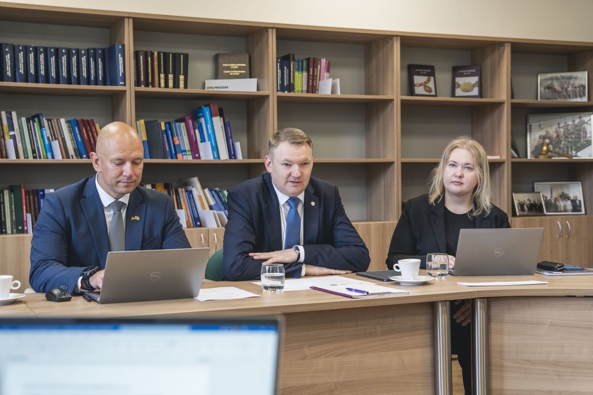 EdvardsSmiltens's tweet photo. ⚖️ Baltijas drošība sākas ar stiprām un sagatavotām institūcijām.

Kurzemes apgabaltiesā šodien iepazīstinājām Lietuvas tieslietu ministri Ritu Tamašunieni un delegāciju ar Latvijas pieredzi tiesu darba nepārtrauktības nodrošināšanā krīzes situācijās.

Mūsu kopīgais uzdevums ir nodrošināt, lai tiesiskums saglabātu savu spēku arī vissarežģītākajos apstākļos. Tieši tāpēc Latvija šodien dalās ar savu pieredzi tiesu darba nepārtrauktības nodrošināšanā.

🇱🇻🤝🇱🇹 Kopīga gatavība, savstarpēja uzticēšanās un pieredzes apmaiņa ir priekšnoteikums noturīgākām tieslietu sistēmām un drošākam Baltijas reģionam.