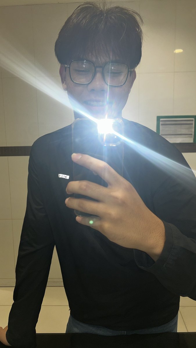 nicolas_200x's tweet photo. รักหนุ่มเเว่นมั้้้ยคั๊บเธออ🥺
#mlm https://t.co/VqUlT9Zld7