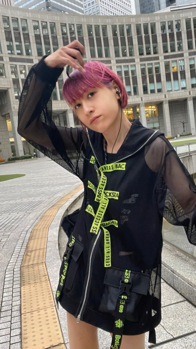 Arakane_Satomi's tweet photo. 普段はリモートワークの客先常駐なのだが、客先都合で出動せざるをえなくなったから女装のまま出社したぞい٩(´ー｀)و文句あるか？ https://t.co/oWCjyzy9Pp