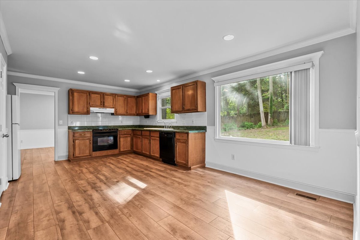 NicoleBRabe's tweet photo. 1016 Pineburr Road, Jamestown, NC, 27282
4 bed | 2.5 bath 2425 Sq. Ft.
Active | 278000
https://t.co/SurQUED6a4
Welcome to 1016 Pineburr Rd. located in Jamestown’s Colony Park neighborhood! This 4 BR, 2.1 BA home is move in ready!
BHHS Yost &amp; Little Realty | (336) 689-9988 https://t.co/3cI6wkjd8C