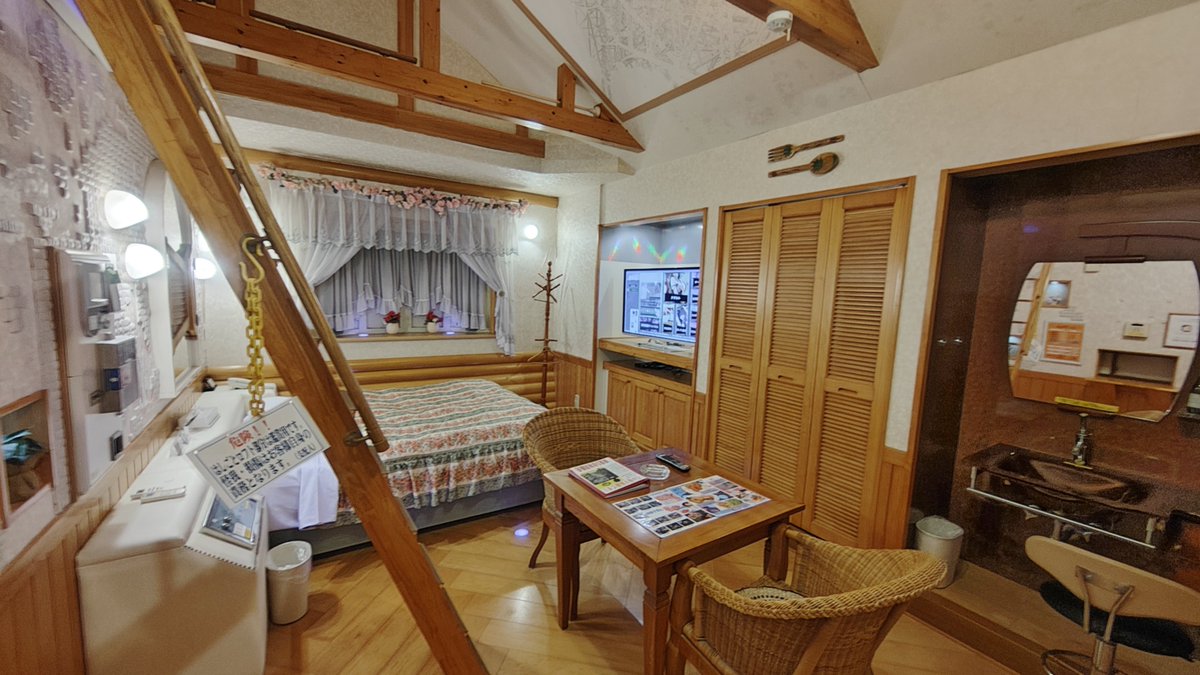 44nue's tweet photo. 広島 ･ 夢の国   15号室

こちらもロフトがある部屋
ロフトへのハシゴと登った先にはあの有名キャラが
ウッド調で造りも造りなので別荘みたいな落ち着く感じ

つづく

 #ラブホ #ラブホテル
 #昭和ラブホ https://t.co/5LWKYzoCWk