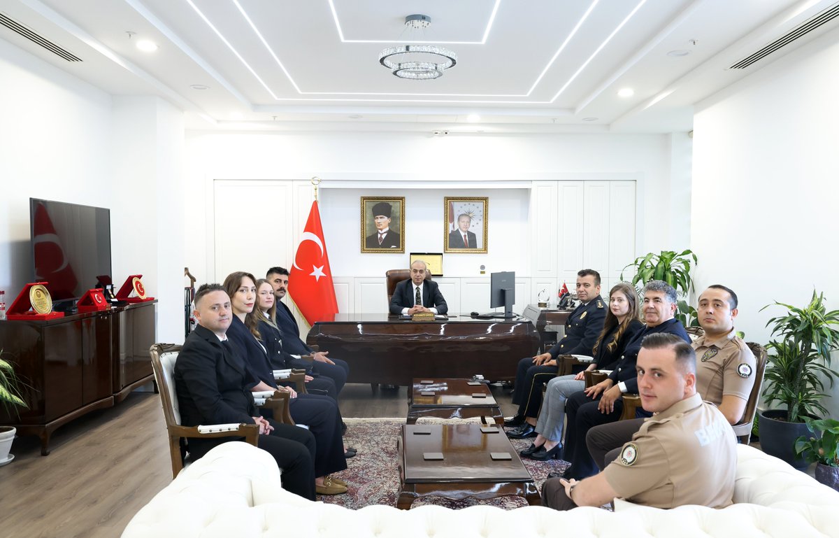 BucaKaymakamlk's tweet photo. Kaymakamımız Sayın Muhammed GÜRBÜZ, İlçe Emniyet Müdürü Sayın Nazmi KEÇECİ ve beraberindeki teşkilat mensuplarıyla birlikte, teşkilattaki son görev gününde emekliye ayrılan Sayın Hümmet ABALI’yı kabul edip, başarı belgelerini takdim etti. https://t.co/8D3UKhqT1P