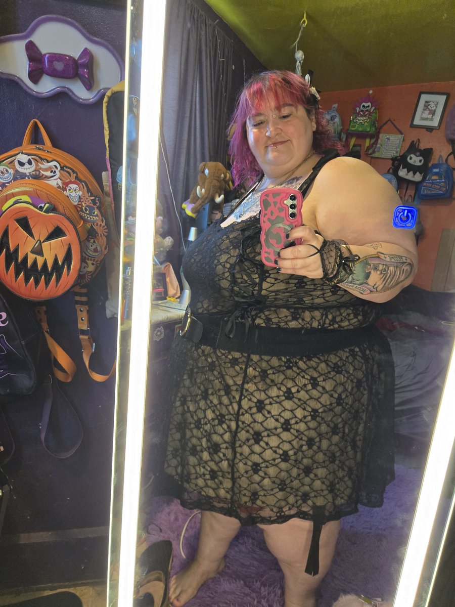 Jessicaburke8's tweet photo. Your goth fat mommy is here. 😘 https://t.co/zbjeBRuLDs