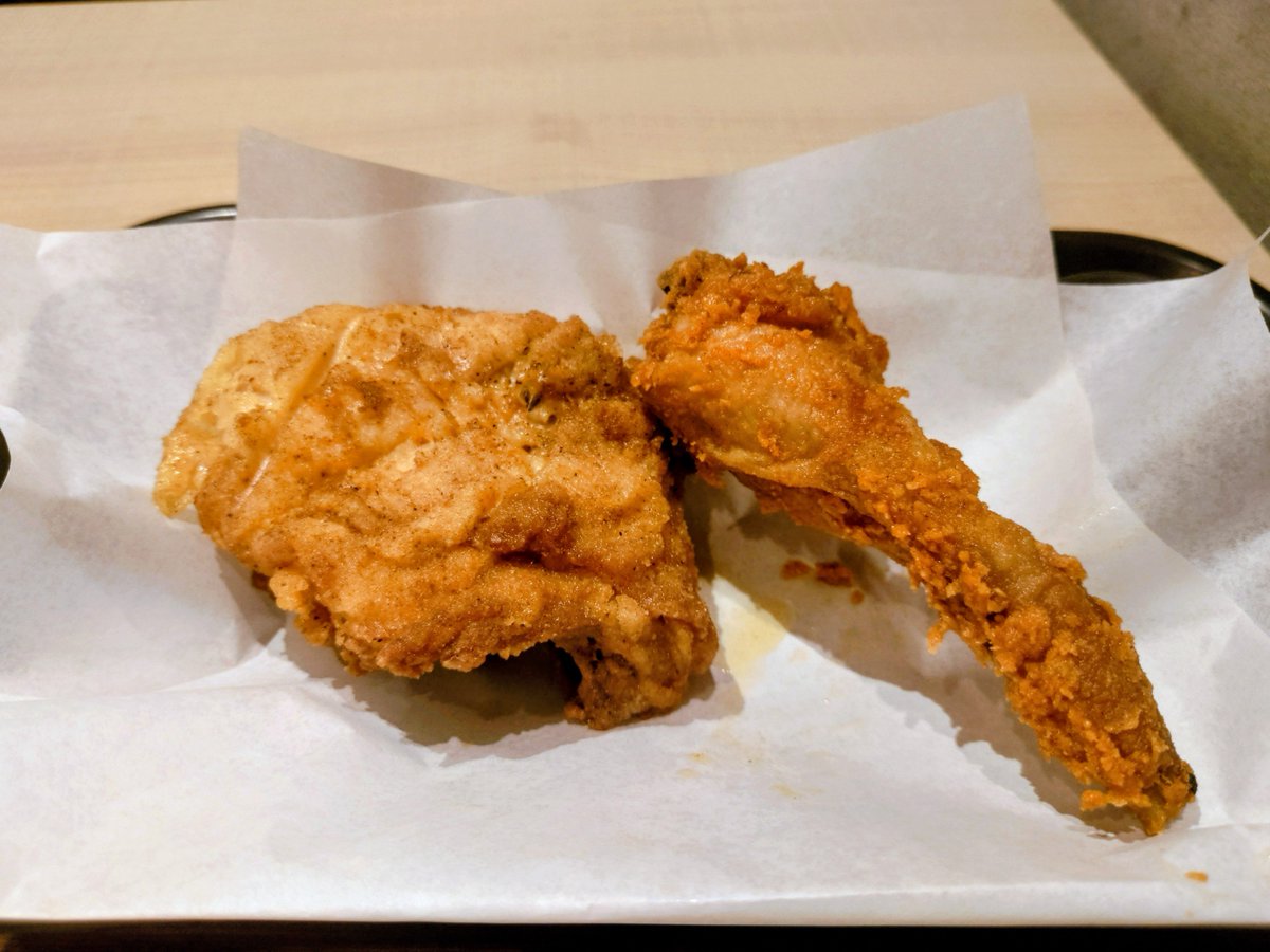 JDa0rs2KpIrwpct's tweet photo. 華金はケンタッキー🍗
今週もよく働きました。
お疲れさま、自分。
2P部位ガチャの結果は…
🥁ドラム
🍖リブ
毎度おなじみのコンボでした✨ https://t.co/2i9anhKEIv