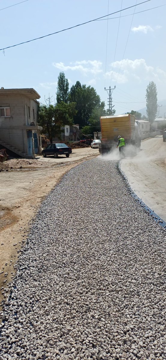 CevahirUzkurt's tweet photo. 📍 Çiftlik İlçemizde Bozköy, Şeyhler ve Mahmutlu’nun ardından, şimdi de Kula Köyümüzde asfalt çalışmalarını başlattık 🚧

Kula köyümüzdeki 3.5 kilometrelik sathi asfalt, hemşehrilerimize daha güvenli ve konforlu bir ulaşım sağlayacak 🛣️ 

Belde ve köy sakinlerimize hayırlı olsun 🤝