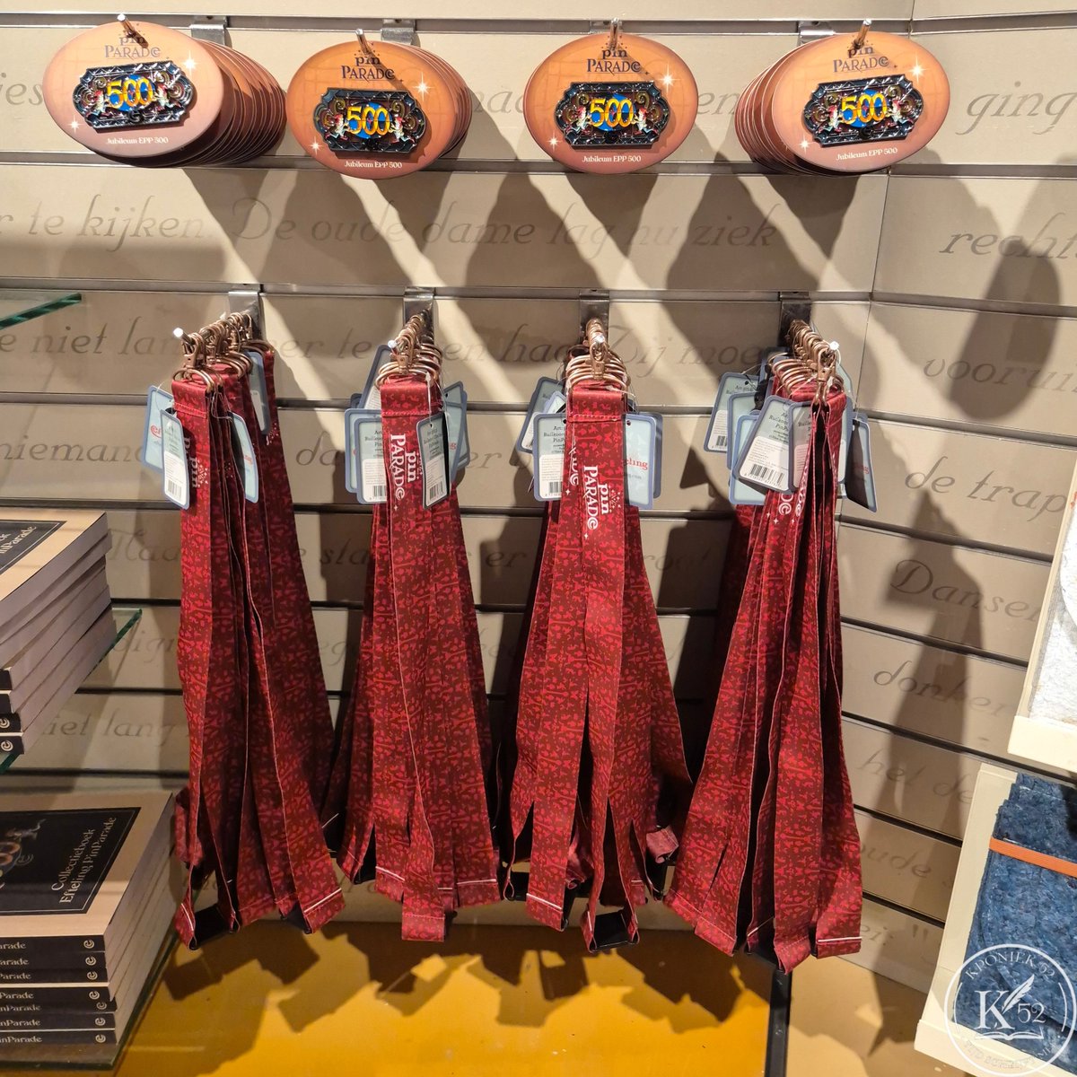 kroniek52's tweet photo. Nog genoeg voorraad van het PinParade event beschikbaar in #DenOudenMarskramer. Pin catalogus, de 500e pin, en de lanyard. Van de 3 kleuren vaandels, zijn er nog twee kleuren beschikbaar.
#efteling #PinParade https://t.co/CL5Xf60gfH