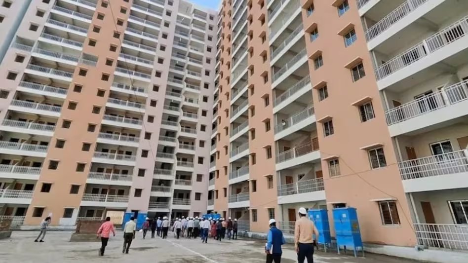 aajtak's tweet photo. DDA का बड़ा ऑफर, दिल्ली में 25% डिस्काउंट पर पाएं 1200 रेडी-टू-मूव घर

दिल्ली में आसमान छूती प्रॉपर्टी की कीमतों के बीच, यह योजना उन परिवारों के लिए एक बड़ा राहत भरा कदम है, जो लंबे समय से अपने बजट में एक सुरक्षित और बेहतर आशियाने की तलाश कर रहे थे.

पूरी ख़बर- https://t.co/uG8UOQMQDZ

#DDA #Delhi #HousingScheme #ReadyToMove #AffordableHousing