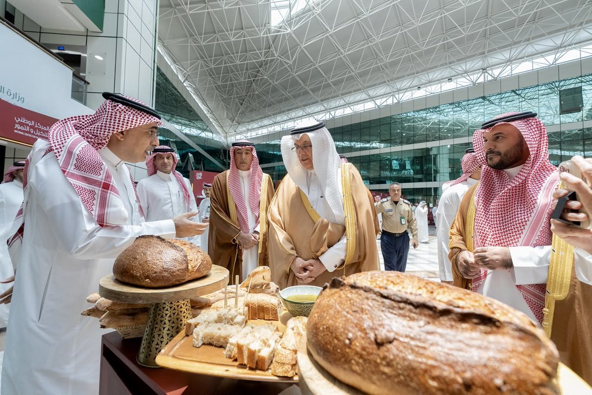 Therusticbakery's tweet photo. الرئيس التنفيذي الأستاذ يونس التويجري، ممثلًا للمخبز الريفي، خلال مشاركتنا في حملة «التمر أبرك»، أثناء افتتاح معالي وزير البيئة والمياه والزراعة، المهندس عبدالرحمن بن عبدالمحسن الفضلي. https://t.co/AVCFXjcVIa