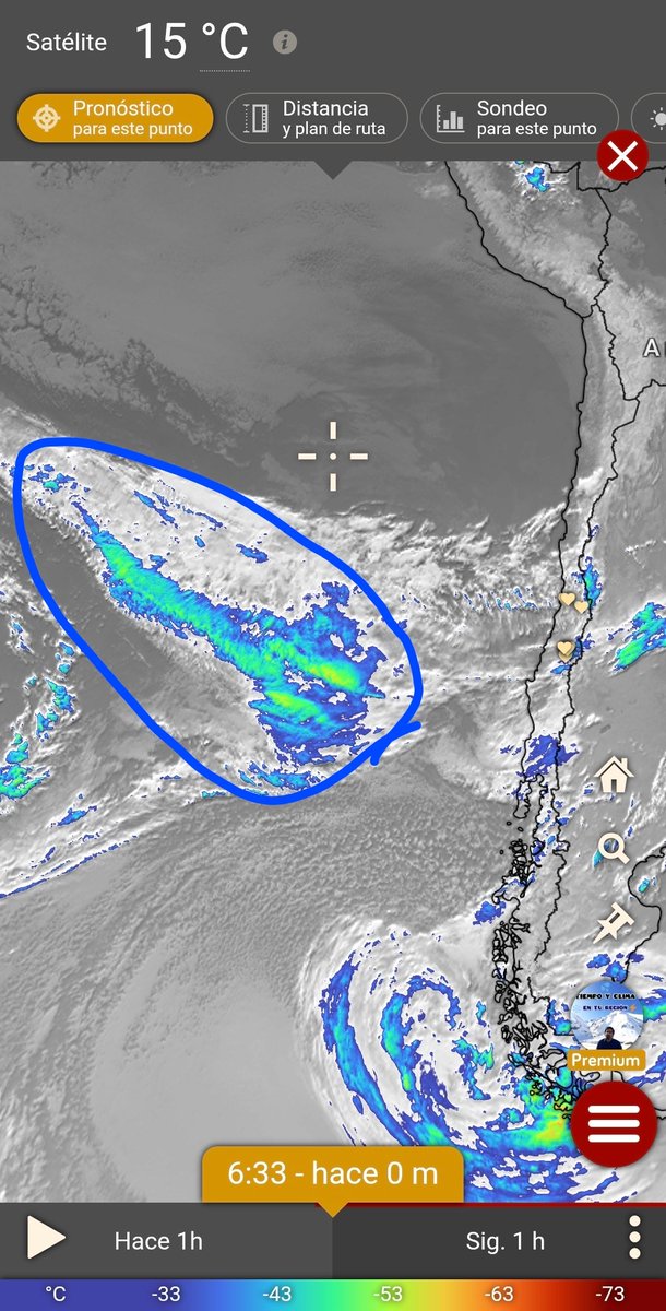 EdoWeatherman's tweet photo. Fin de semana lluvioso y con isoterma alta.

Toda esa zona marcada en la imagen, será la responsable de la lluvia, el viento y las tormentas eléctricas de este fin de semana.

Mañana se espera la primera parte de esta zona con precipitaciones de intensidad variable en la zona central y probables tormentas en la zona sur.
El domingo ingresa parte más activa con lluvia, viento y tormentas. Las ⛈️ pueden alcanzar hasta región de Valparaíso y el lunes sur de Coquimbo.

La isoterma estará sobre los 2500-2800 msnm el fin de semana, cuidado porque caerá agua en la nieve ya acumulada.
No sea irresponsable como el chino y las tías del jardín, no se exponga yendo a la cordillera. 

Montos variable de agua, sobre 20-40 mm en gran parte de la zona central. Sin embargo, la cordillera puede superar los 100 mm, entre agua y nieve. 

En seguimiento evento de próxima semana.