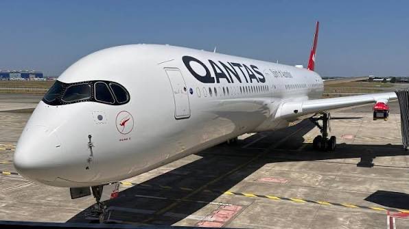 ShelllFR's tweet photo. @thenotoriousco2 @airplusnews Le 350-1000ULR « Vega » est plus prêt que celui de test. D’autres le seront aussi avant le F-WULR. Il doit y avoir de nouvelles certification et vérification avant qu’ils soit opérable pour Qantas https://t.co/D7dikSoytI
