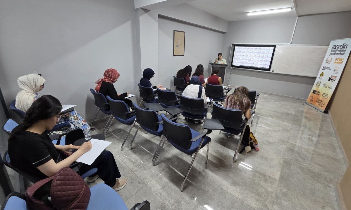 MbbGenclik's tweet photo. Yabancı Diller Atölyesi kapsamında açtığımız İngilizce A1 Eğitimi üçüncü grup katılımcıları ile "Have got/Has got" konusu işlendi. ☺️👨‍🎓👩‍🎓📚📜

#ArtukluGençlikMerkezi https://t.co/5TamSVQK10