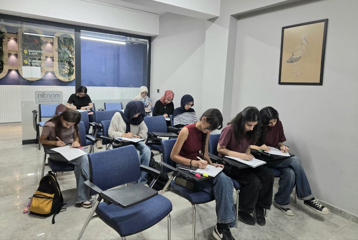 MbbGenclik's tweet photo. Yabancı Diller Atölyesi kapsamında açtığımız İngilizce A1 Eğitimi üçüncü grup katılımcıları ile "Have got/Has got" konusu işlendi. ☺️👨‍🎓👩‍🎓📚📜

#ArtukluGençlikMerkezi https://t.co/5TamSVQK10