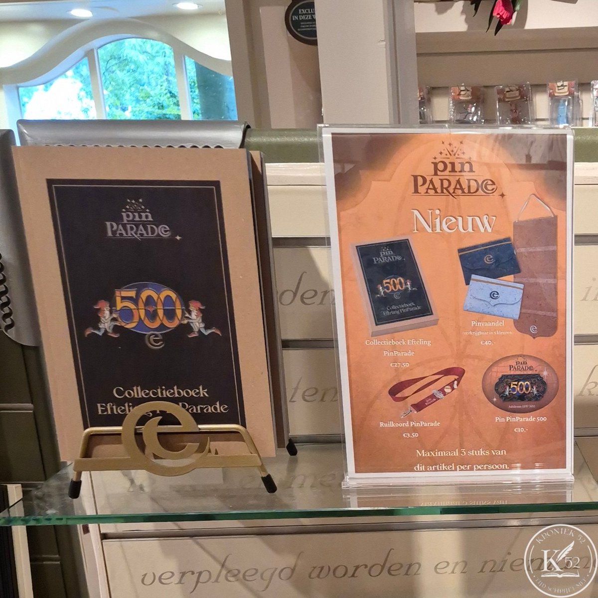 kroniek52's tweet photo. Nog genoeg voorraad van het PinParade event beschikbaar in #DenOudenMarskramer. Pin catalogus, de 500e pin, en de lanyard. Van de 3 kleuren vaandels, zijn er nog twee kleuren beschikbaar.
#efteling #PinParade https://t.co/CL5Xf60gfH
