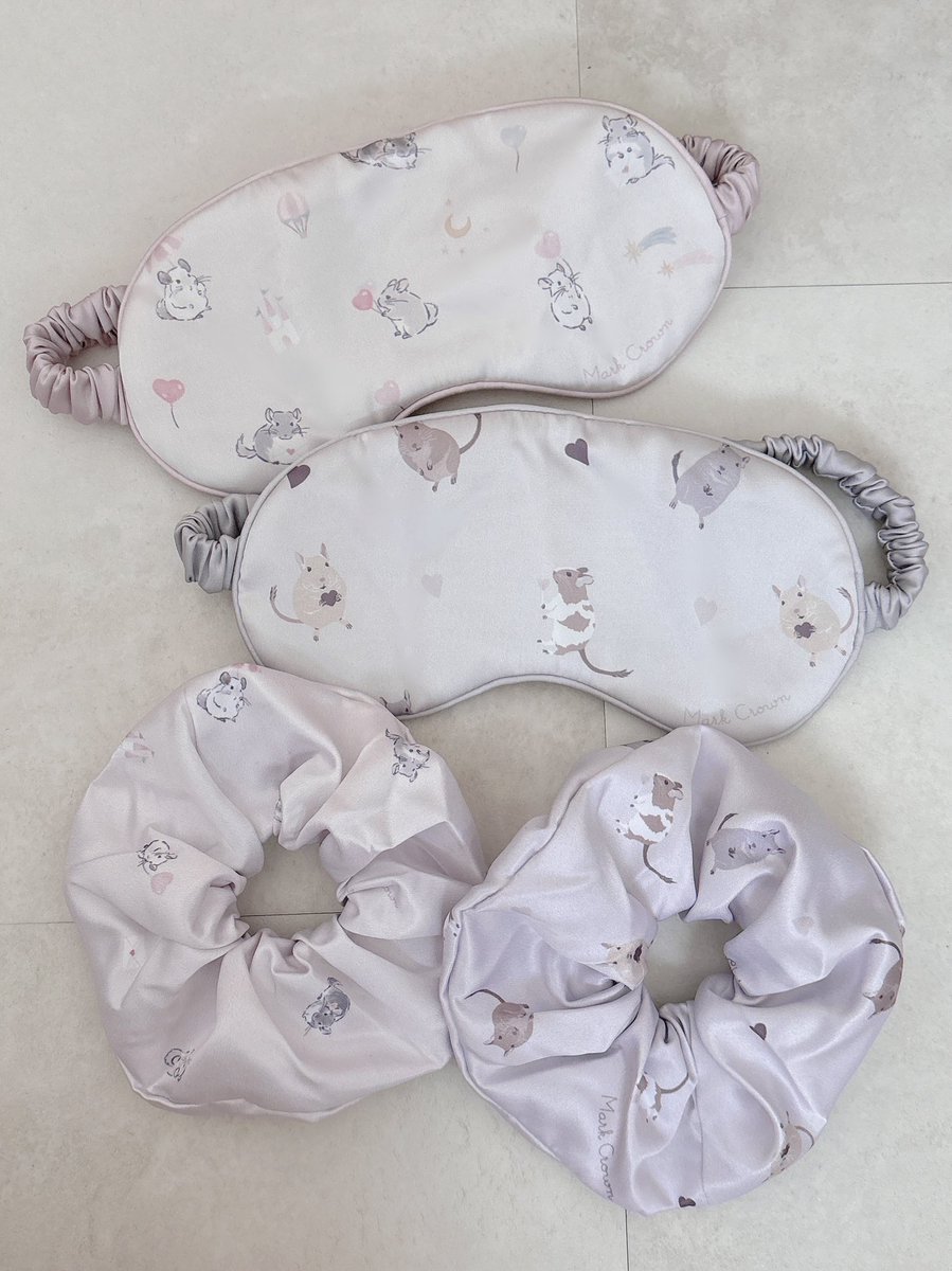 Chinchilla_Mark's tweet photo. チンチラとデグーのアイマスク&amp;シュシュ🐭💫💘

ほっと一息、癒しの時間に寄り添います☁️

どちらの柄が好きですか？良かったら教えてください🥰

#ローデンツ東京
日時◇8/1(土)12:00〜17:00
会場◇東京都立産業貿易センター台頭館(浅草)
入場◇1000円 https://t.co/ZTNzekjoqc