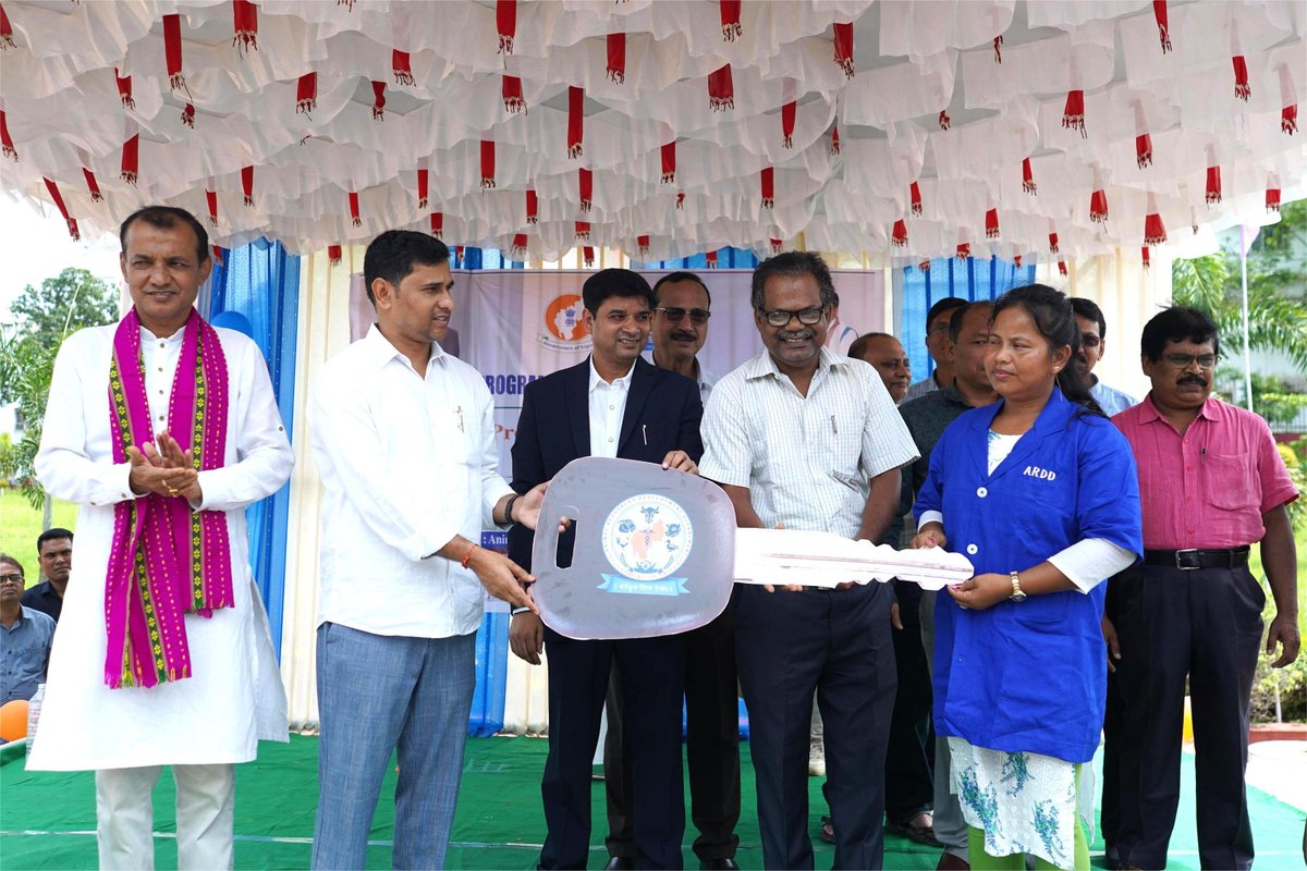 ARDD_TRIPURA's tweet photo. Staffed by dedicated Veterinary Officers, para-veterinary professionals, and trained drivers, the Mini MVUs will ensure rapid response during emergencies, disease outbreaks, and natural disasters.[2/4] https://t.co/5RZOhhTmFJ