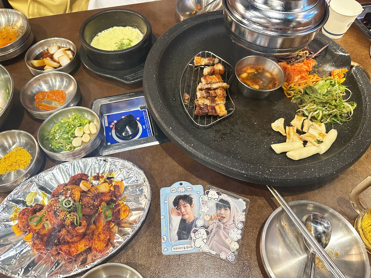 Only_JH_star's tweet photo. 윈드와 미리 파티~ㅎㅎㅎ우리 강아지 내일 봐! ! ! 😊 https://t.co/RgIEeFxi0B