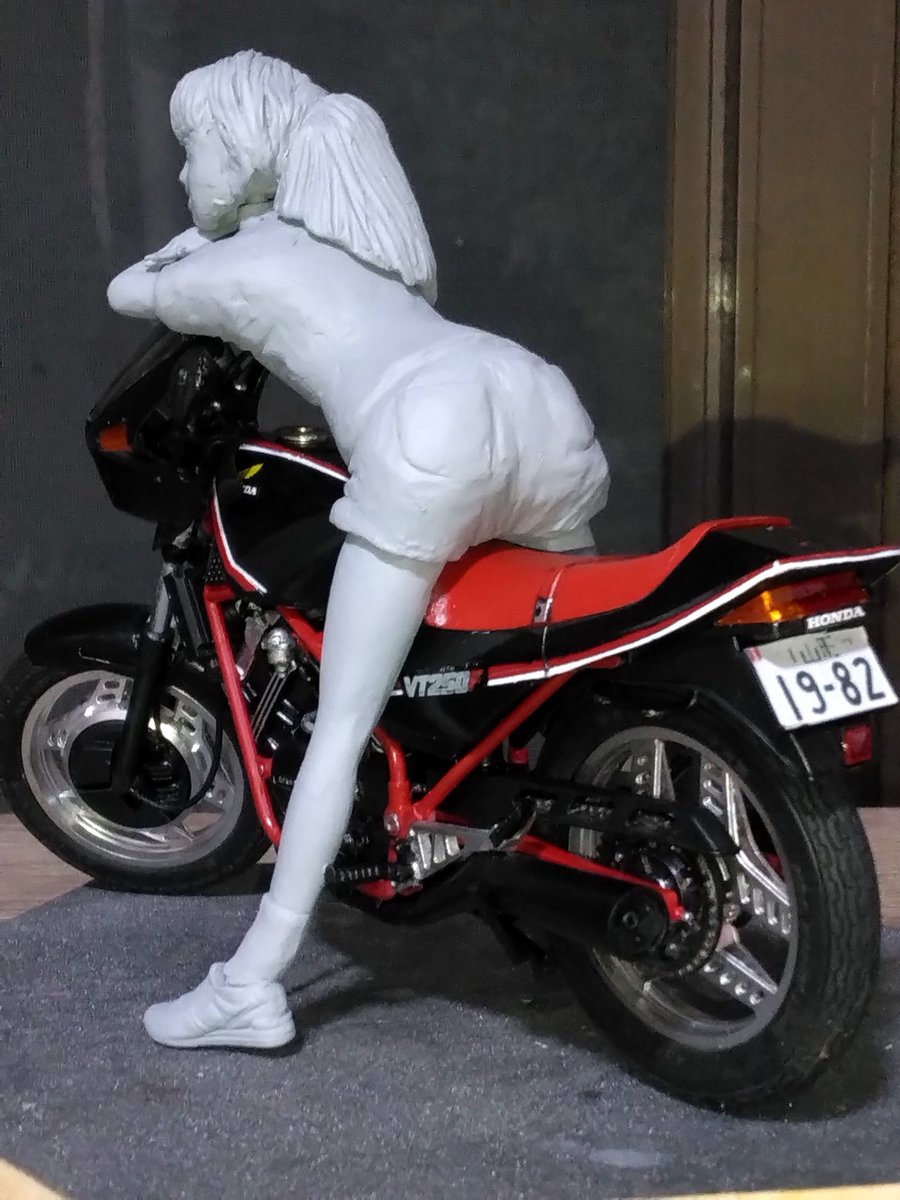 ada_kura's tweet photo. #アオシマ
#VT250F
フィギュアを一通り作り、サフを吹く
16歳の設定
#バイクプラモ盛上げ隊 https://t.co/68M4koZtYw