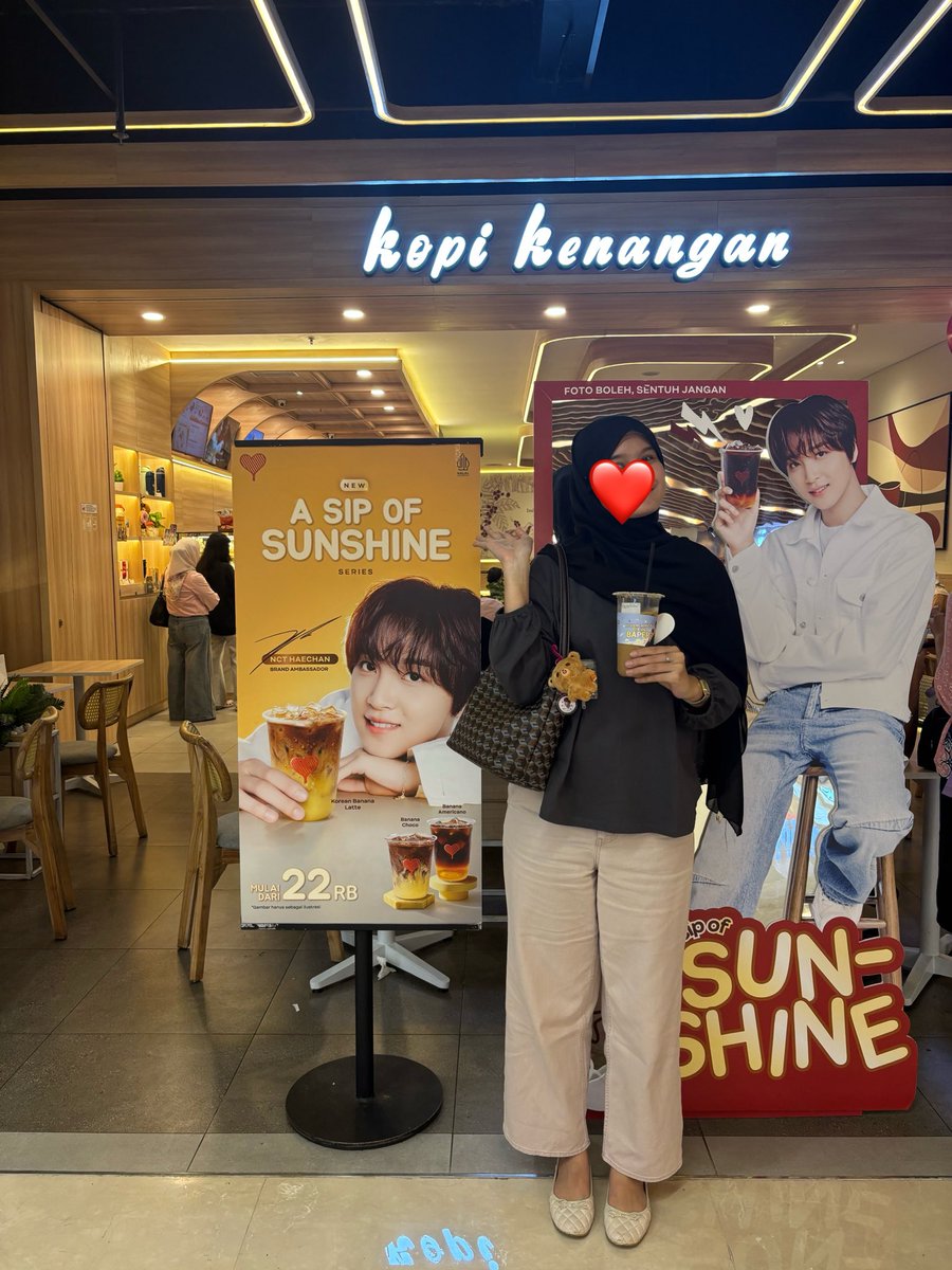 inisaapit's tweet photo. enak bgt lov banana lattenyaa, seneng bgt nongki disini semua isinya haechan 🥹🤍  

#KopiKenanganxNCTHAECHAN https://t.co/DRuAR3xp5u