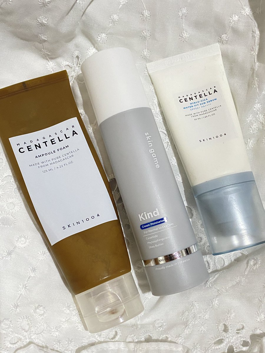 neephophile's tweet photo. makin ke sini aku malah ngerasa basic skincare itu yang paling penting.

cleanser yang cocok + moisturizer + sunscreen aja udah bikin kulit jauh lebih nyaman. 

sekarang moisturizer yang lagi aku pake Kind Cream Moisturizer karena bantu menjaga skin barrier tetap lembap 🥺🫰🏻 https://t.co/yWZ7EscYNd