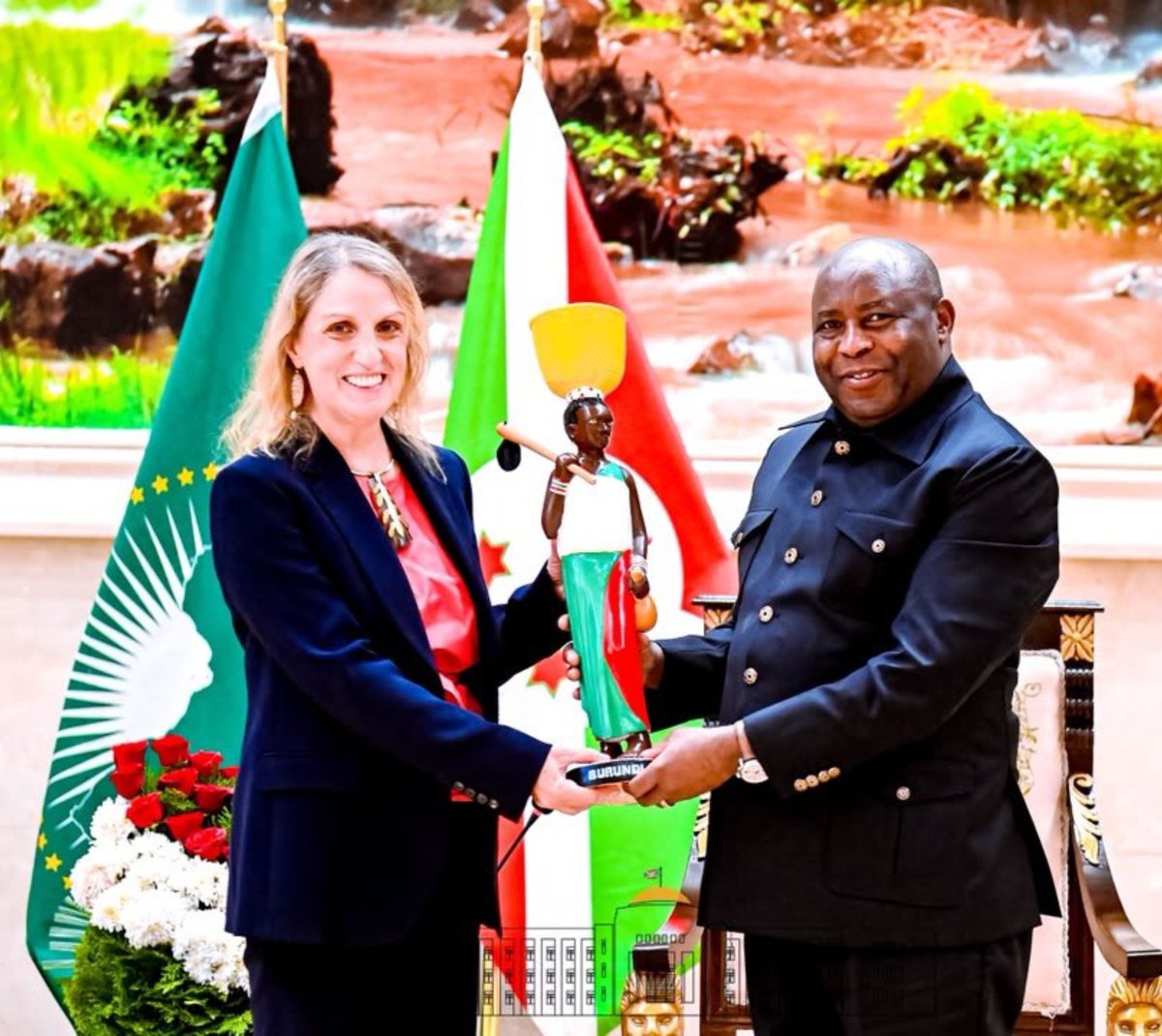 KwaNtare's tweet photo. Amb. Elisabetta Pietrobon, aserukira ishirahamwe ry'Ubumwe bwa Buraya #UE mu #Burundi, yahawe umubonano ku kirimba ca Ntare Rushatsi na Nyenicubahiro @GeneralNeva, Umukuru w'igihugu c'Uburundi akaba n'Umukuru w'ishirahamwe rya @_AfricanUnion. Uyo mushitsi yaraje kumusezera kuko arangije ikiringo ciwe mu Burundi.
Sebarundi yamushimiye ku bikorwa vyiza yaranguye, yongera aramwipfuriza kuzororanirwa mu mabanga yandi azobandanya.
Baganiriye kuvyerekeye gutsimbataza imigenderanire myiza irangwa hagati y' Uburundi  n'ishirahamwe ry'Ubumwe bwa Buraya iriho kuva mu mwaka w' 1968.
Amb. Elisabetta Pietrobon yemeye ko iryo shirahamwe ry'Ubumwe bwa Buraya buzobandanya gushigikira imbonakazoza y'Uburundi 2040-2060.