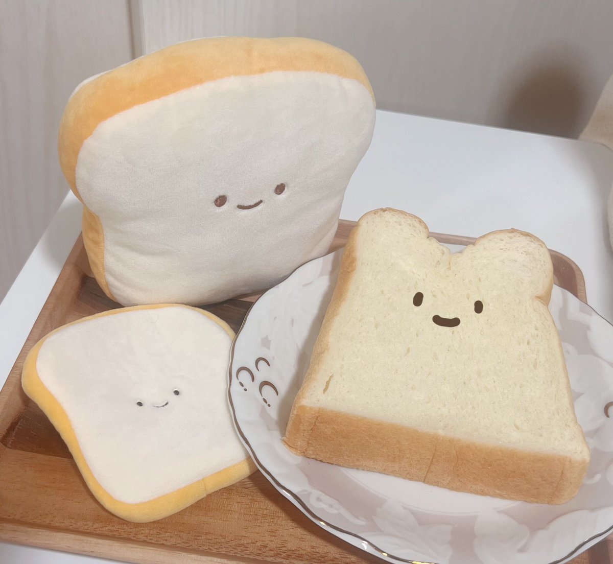 LOOP_1202's tweet photo. どうしてもやりたかったこと！
本物のパンと並べてみました🍞✨
お顔を描くだけでにっこりーノに大変身！( ･ᴗ･ )

かにパンさんがいなかったので、かにスコーンさん達に集まってもらいました🦀

#にっこりーノ　
#にっこりーノベーカリー https://t.co/GEGHHPpMgj