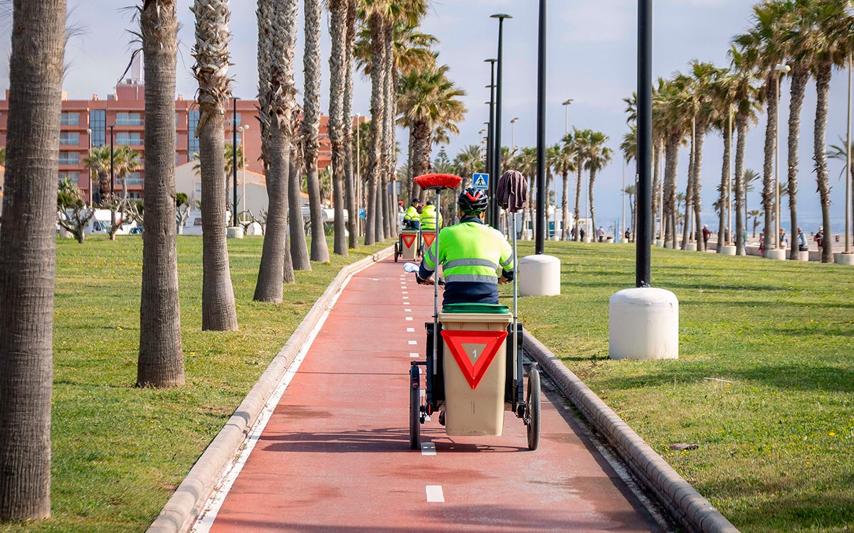 Integracee's tweet photo. En #IntegraCEE continuamos la temporada alta de playas en Roquetas de Mar con nuestro servicio de limpieza de aseos inclusivo y sostenible. Nuestro equipo de profesionales con #discapacidad se desplaza en triciclos 100% eléctricos. ¿Quieres saber más? ➡️
https://t.co/haaIRFmmiY https://t.co/mKyMUifsgk