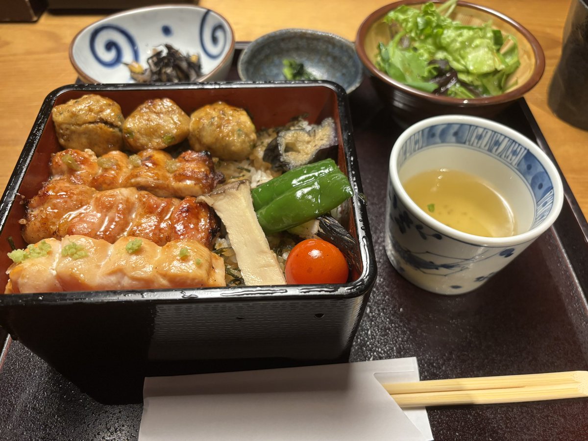 nemutaimyon's tweet photo. 夏バテなんか関係ねぇ…！！
社畜唯一の楽しみまで奪うんじゃねぇ…！

#社畜の昼休み
#焼き鳥丼
#親子丼の方がお��すめ https://t.co/U9SgbpoUHu