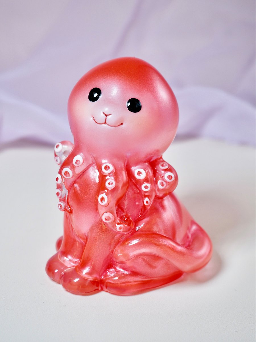 takonaction_'s tweet photo. はーー疲れた。でもこの顔を見ると「にやっ」としちゃう…🐙💕たこにゃんソフビ仕上がってきました！

ソフビ塗装は初挑戦だけれど良い感じでは？✨（自分で自分を褒めるタイプです

#WF2026Sおしながき #WF2026S
7/26(日)ブース【3-26-12】 https://t.co/bZmdUjepp9