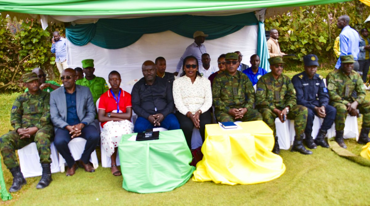 RwandaNorth's tweet photo. @BureraDistrict @gahundemaurice @RwandaLocalGov @RwandaYouthArts Iki gikorwa cyitabiriwe na Guverineri @gahundemaurice, Abayobozi b’Inzego z’Umutekano muri @RwandaNorth, Ubuyobozi bw’Akarere ka Burera, urubyiruko rugizwe n’abanyeshuri bari mu biruhuko n’abatiga, ndetse n’abaturage baturutse hirya no hino mu Murenge wa Butaro. https://t.co/10YilXnCSy
