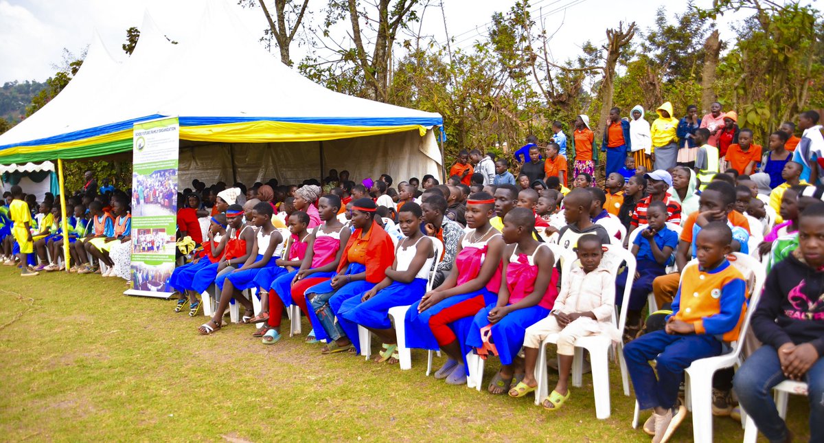 RwandaNorth's tweet photo. @BureraDistrict @gahundemaurice @RwandaLocalGov @RwandaYouthArts Iki gikorwa cyitabiriwe na Guverineri @gahundemaurice, Abayobozi b’Inzego z’Umutekano muri @RwandaNorth, Ubuyobozi bw’Akarere ka Burera, urubyiruko rugizwe n’abanyeshuri bari mu biruhuko n’abatiga, ndetse n’abaturage baturutse hirya no hino mu Murenge wa Butaro. https://t.co/10YilXnCSy