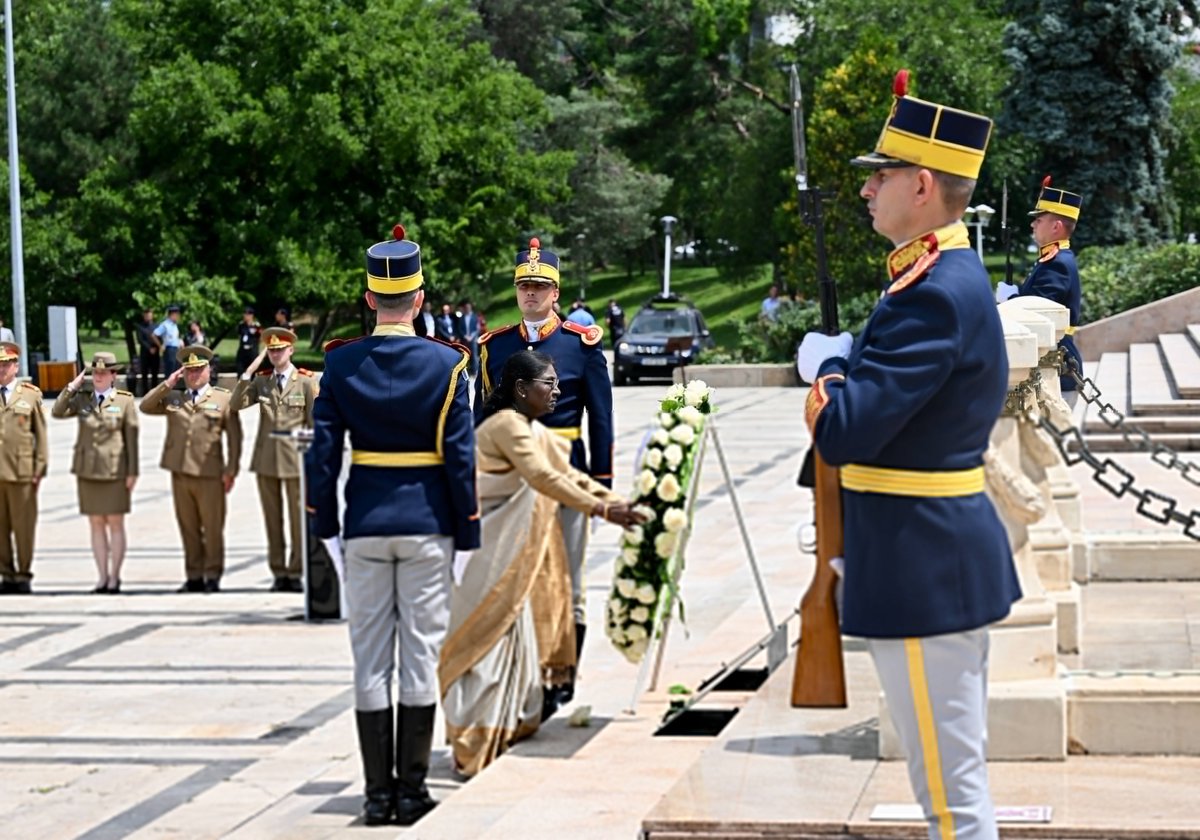 ArgusNews_in's tweet photo. #Bucharest, Romania | President Droupadi Murmu paid her respects at the Tomb of the Unknown Soldier at Bucharest, Romania. The monument embodies Romania's gratitude to its fallen soldiers and is a national symbol of patriotism, unity, and peace. https://t.co/Lk8iW2bljM