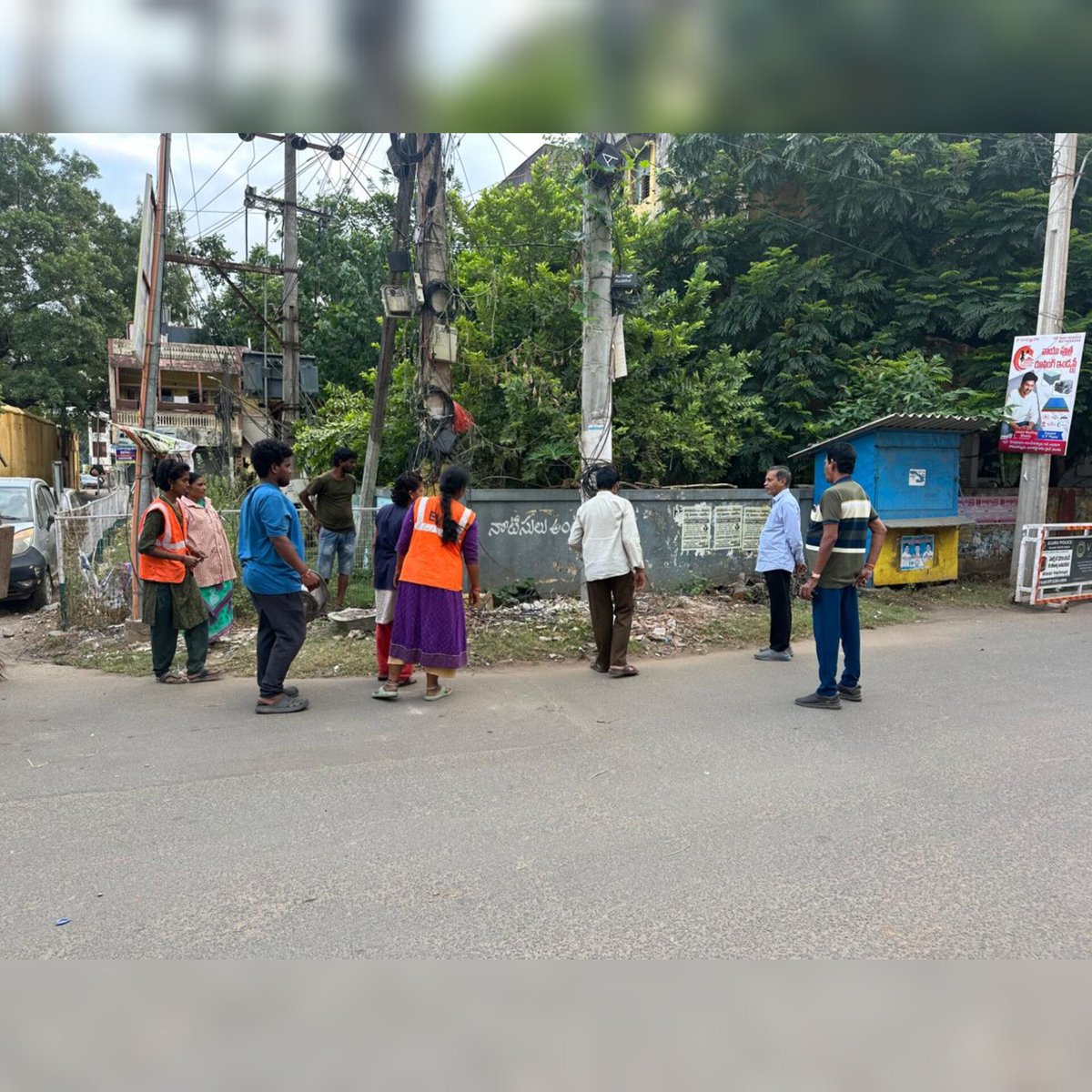 elurumc's tweet photo. ✨Eluru Municipal Corporation✨
The Additional Commissioner conducted an on-site review on sanitation works today, ensuring our teams are delivering prompt, efficient service across the circle. Strict directions were issued to ensure zero compromise on public health and hygiene. https://t.co/dux156AbDP
