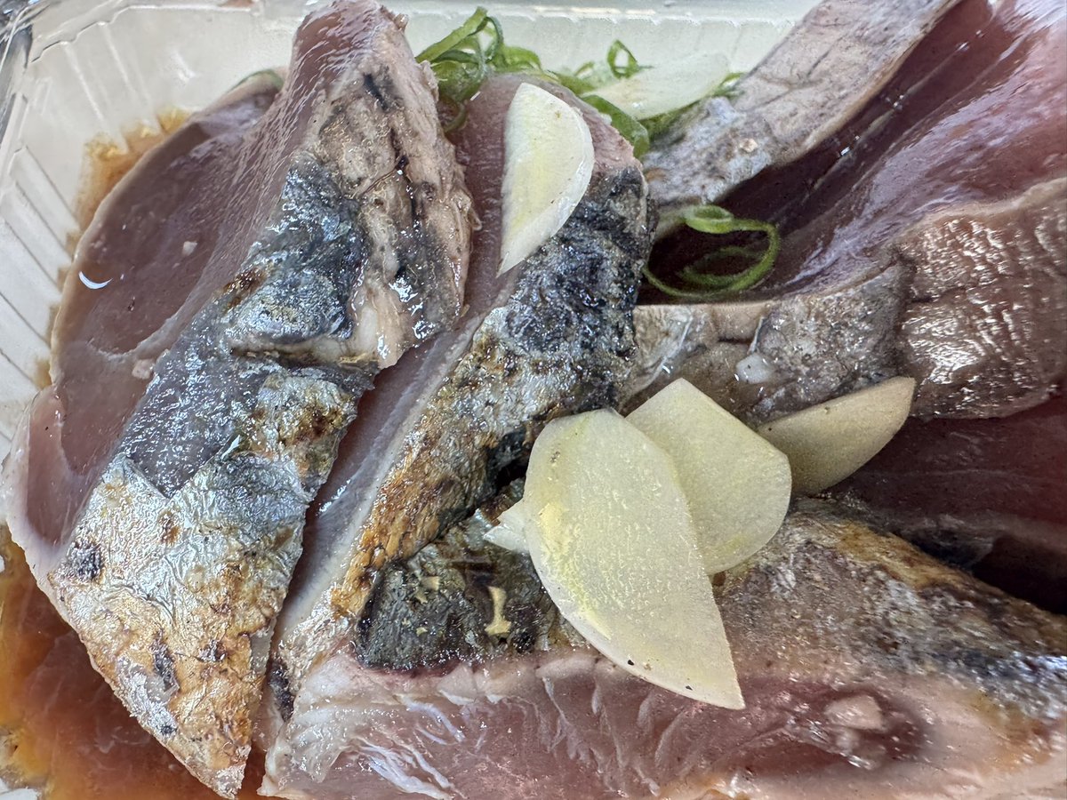 ekibento's tweet photo. 7月19日、高知駅ホーム安藤商店の売店で「かつおたたき弁当」1,300円を購入。保冷剤が入った鰹のタタキは厚めで弾力のある切り身が6切れ。ねぎ、大葉、にんにくの薬味がつくが、数年前からミョウガはなくなった模様。これにボトル2個分のタレをたっぷりかけて美味しくいただく。#駅弁 https://t.co/E5YrRG6odb