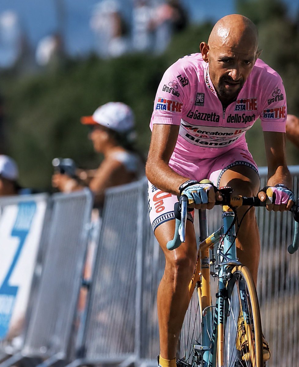 FrenkieWoody's tweet photo. 30 maggio 1999. Santuario di Oropa.
Quel giorno Marco Pantani non vinse soltanto una tappa del Giro d’Italia. Entrò nella leggenda.

Il Pirata veste la Maglia Rosa ed è il più forte in corsa. Ma all’inizio della salita verso Oropa accade l’imprevisto: a circa 8,5 km dal traguardo la catena della sua bici si sfila.

Pantani è costretto a fermarsi.

Mentre i meccanici intervengono, il gruppo dei migliori continua a spingere. Quando riesce a ripartire, ha perso circa 50 secondi e davanti a sé ci sono 49 corridori.

Per molti sarebbe stata una corsa compromessa.
Per Marco Pantani, invece, era soltanto l’inizio.

Si sfila la mantellina, si abbassa sul manubrio e comincia una delle rimonte più straordinarie che il ciclismo abbia mai visto.

Uno dopo l’altro supera gregari, capitani e grandi campioni. Ogni pedalata aumenta il distacco tra lui e gli altri, fino a raggiungere e staccare anche Laurent Jalabert, che in quel momento era al comando.

Pantani arriva da solo al Santuario di Oropa.
Non alza nemmeno le braccia al cielo.

Quando gli chiedono perché non abbia esultato, risponde con la semplicità che lo contraddistingueva:

«Non sapevo se li avevo ripresi tutti o se ce n’era ancora qualcuno davanti.»

Jalabert, secondo al traguardo dopo essere stato ripreso e staccato, dirà:

«Se non mi fossi spostato, mi avrebbe travolto. Andava a un’altra velocità.»

Quella salita non fu soltanto una vittoria.

Fu il giorno in cui Marco Pantani dimostrò che, quando era al massimo della forma, sembrava appartenere a un’altra categoria.