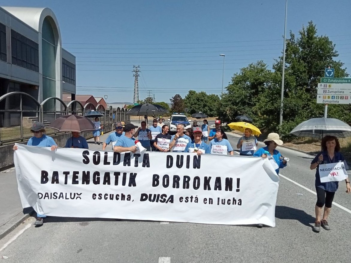 ELAGasteiz_'s tweet photo. 10 eguneko geldialdia DAISALUXen. Konzentrazioa egunero 12:00-13:00, todos los días.
#ELA SOLDATA DUIN BATENGATIK BORROKAN !!!! @ELA_Sindikatua https://t.co/ph13MEtHyA