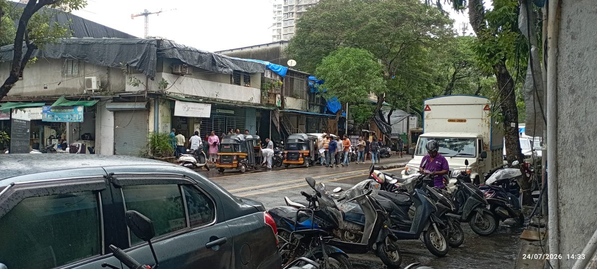 MNVS_Samiti's tweet photo. @CMOMaharashtra  @Dev_Fadnavis 
@mhadaofficial @CPMumbaiPolice 
मुंबईत जमाव बंदि असताना मोतीलाल नगर मध्ये 12-15 लोकांचा जमाव म्हाडाची पत्र घेऊन झुंडीने घरोघरी जाऊन रहिवाशीयांवर दबाव आणून सह्या घेतल्या जात आहेत.
#mumbai #jamavbandi #motilalnagar https://t.co/ZyRY013pNz