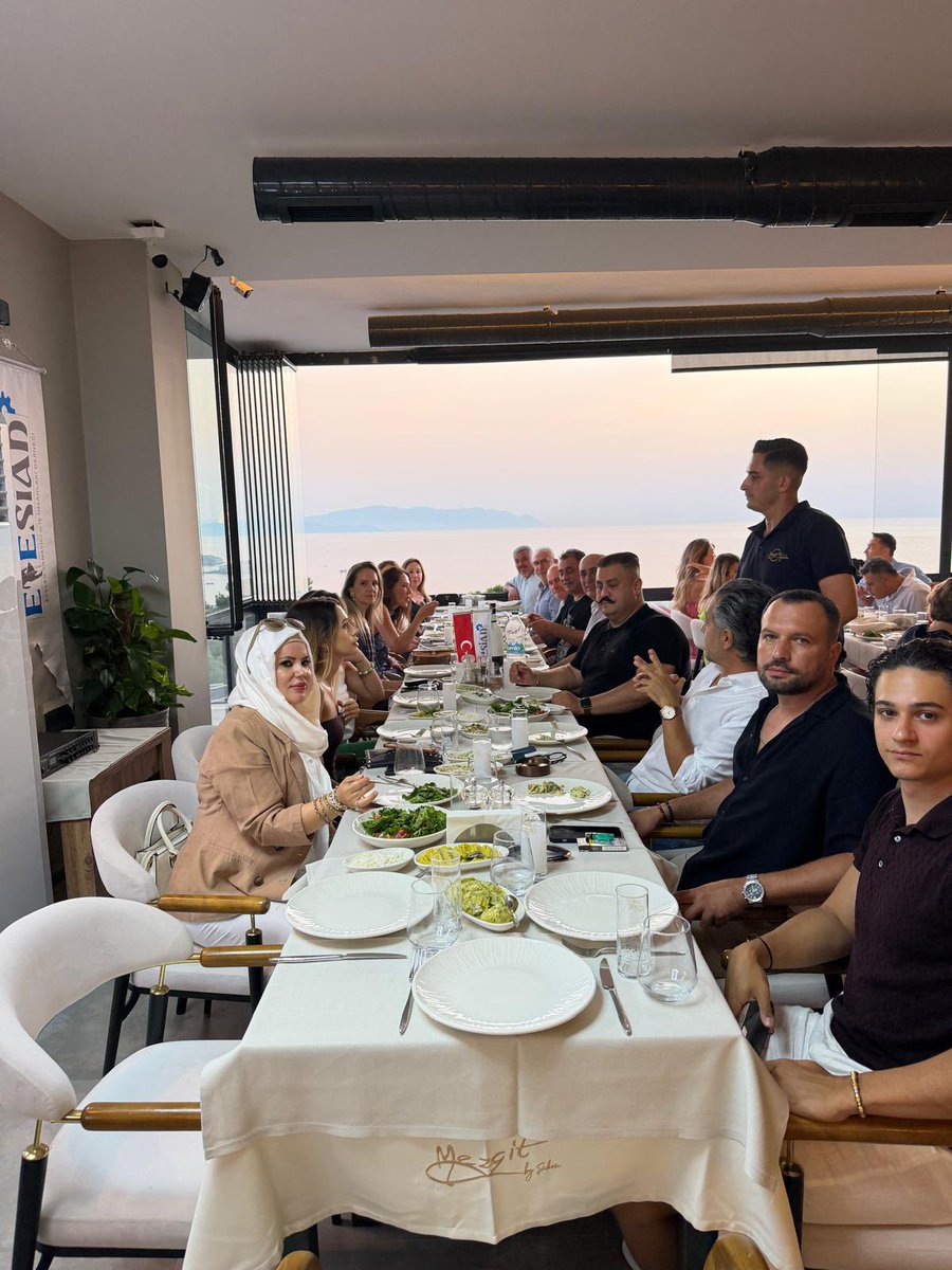efesiad's tweet photo. Efesiad üyeleri Geleneksel Eşli Yaz Yemeğinde Kuşadası Mezgit Restoran da bir araya geldi. Yemekte aramıza katılan üyelerimize şiltlerini takdim ettik.                            @efesiad09 @gesifed_ @turkonfed                     #efesiad #gesifed #türkonfed https://t.co/TgWrqCflDn