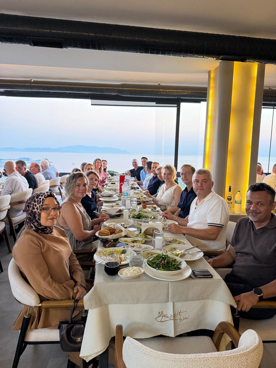 efesiad's tweet photo. Efesiad üyeleri Geleneksel Eşli Yaz Yemeğinde Kuşadası Mezgit Restoran da bir araya geldi. Yemekte aramıza katılan üyelerimize şiltlerini takdim ettik.                            @efesiad09 @gesifed_ @turkonfed                     #efesiad #gesifed #türkonfed https://t.co/TgWrqCflDn