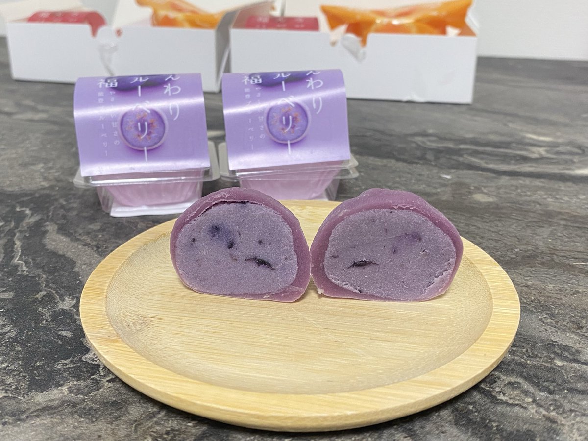 ramuramuu08's tweet photo. 和菓子処　中越さんのフルーツ大福
フルーツがジューシーで美味しい〜〜！🤩
季節限定はパイナップルでした🍍
個人的🥇は中越さんも推してる
丸ごとみかん大福🍊
餅はとろけるぐらいもちもちで
中のみかんは果汁が溢れんばかりで
最高でした…🫶 https://t.co/rGNHVuiG02
