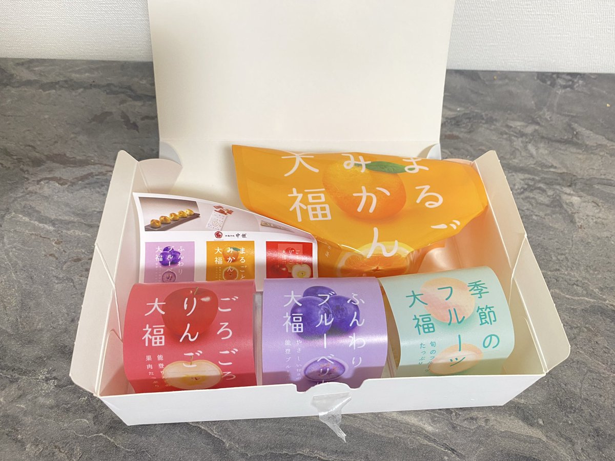 ramuramuu08's tweet photo. 和菓子処　中越さんのフルーツ大福
フルーツがジューシーで美味しい〜〜！🤩
季節限定はパイナップルでした🍍
個人的🥇は中越さんも推してる
丸ごとみかん大福🍊
餅はとろけるぐらいもちもちで
中のみかんは果汁が溢れんばかりで
最高でした…🫶 https://t.co/rGNHVuiG02